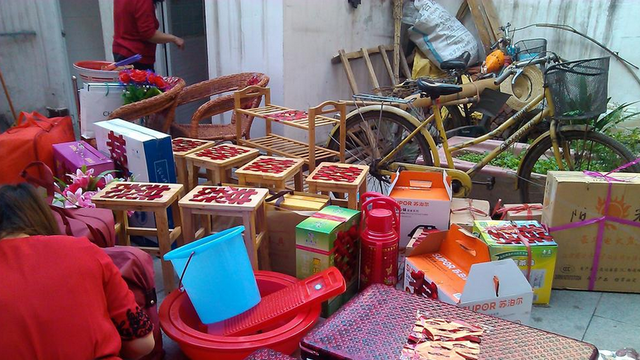 農村女孩的嫁妝，生活日用品堆成山，場面堪比大搬家